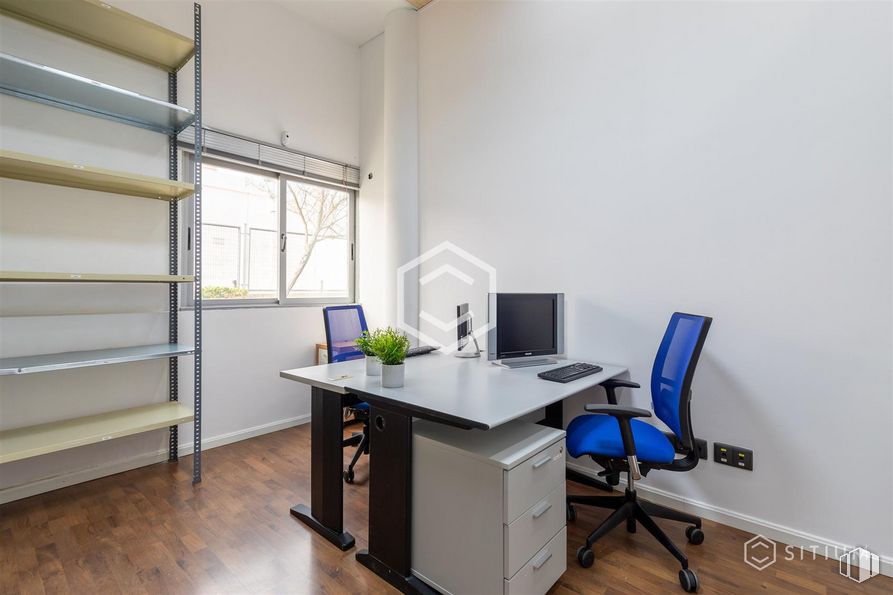 Oficina en alquiler y venta en Avenida Industria, 37, Tres Cantos, Madrid, 28760 con silla, estantería, pantalla de ordenador, escritorio, ventana, archivador, mueble, edificio, mesa y ordenador alrededor