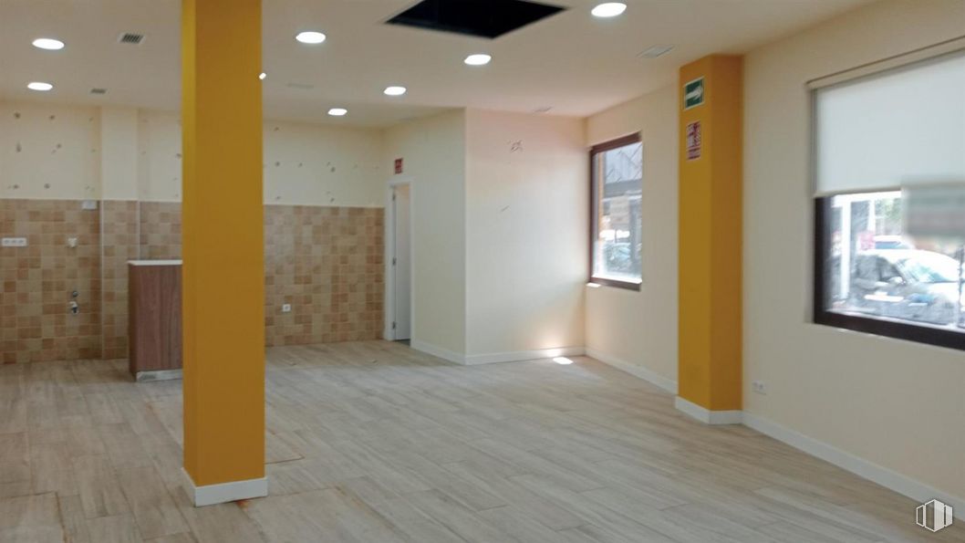 Local en venta en Zona El Val, Alcalá de Henares, Madrid, 28806 con ventana, accesorio, marco, madera, hall, suelos, techo, madera dura, vidrio y pintura alrededor