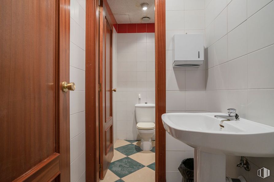 Oficina en venta en Zona Noroeste, Torrejón de Ardoz, Madrid, 28850 con fregadero, grifo, inodoro, marrón, propiedad, arreglo de tubería, lavabo del baño, baño, edificio, asiento del baño y púrpura alrededor