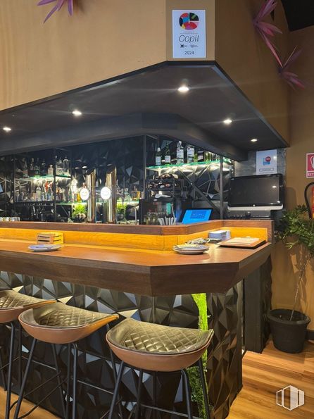 Retail for rent at Calle Limón, Centro, Madrid, 28015 with stool, table, kitchen & dining room table, interior design, furniture, restaurant, light fixture, ceiling, countertop and wood stain around