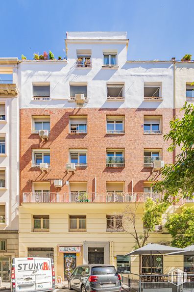 Retail for sale at Calle Menorca, Retiro, Madrid, 28009 with car, building, license plate, sky, wheel, property, window, tire, urban design and condominium around