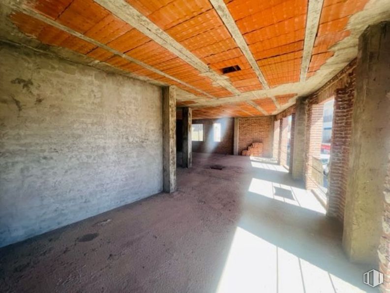 Land for sale at Plaza Tetuán, 12, Méntrida, Toledo, 45930 with wood, floor, flooring, hall, fixture, building, brick, composite material, beam and ceiling around