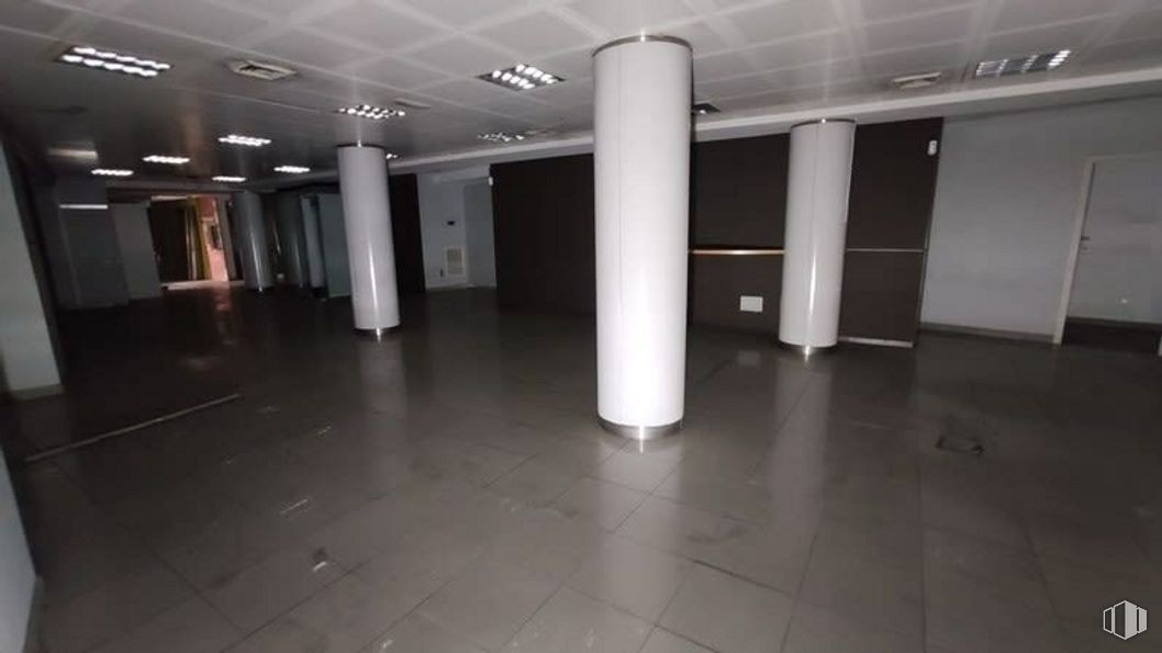 Local en alquiler y venta en Calle Balandro, Barajas, Madrid, 28042 con accesorio, pavimentos, piso, material compuesto, gas, columna, suelos de baldosas, techo, hormigón y evento alrededor