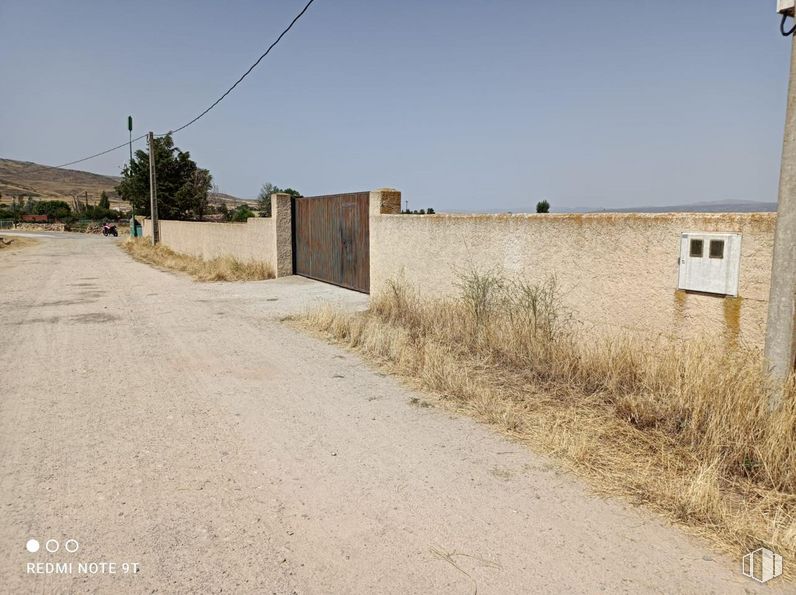 Land for sale at Calle Iglesia, Aldeanueva de Santa Cruz, Ávila, 05197 with sky, plant, land lot, window, slope, landscape, plain, rural area, tree and road surface around