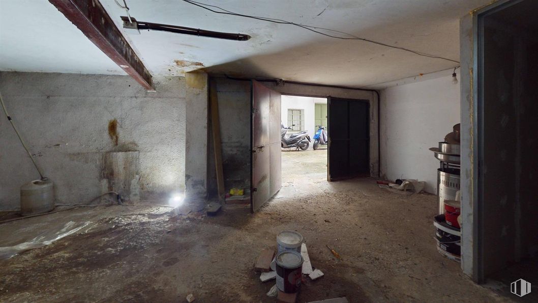 Local en venta en Zona Pueblo, Pozuelo de Alarcón, Madrid, 28223 con puerta, pared, suelo, suelos, techo, material compuesto, hormigón, sótano, escayola y suministro eléctrico alrededor