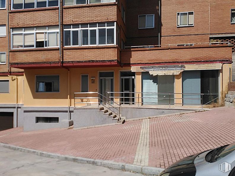 Retail for sale & for rent at Barrio Universidad, Ávila, 05003 with window, wood, architecture, urban design, residential area, facade, road surface, composite material, city and roof around