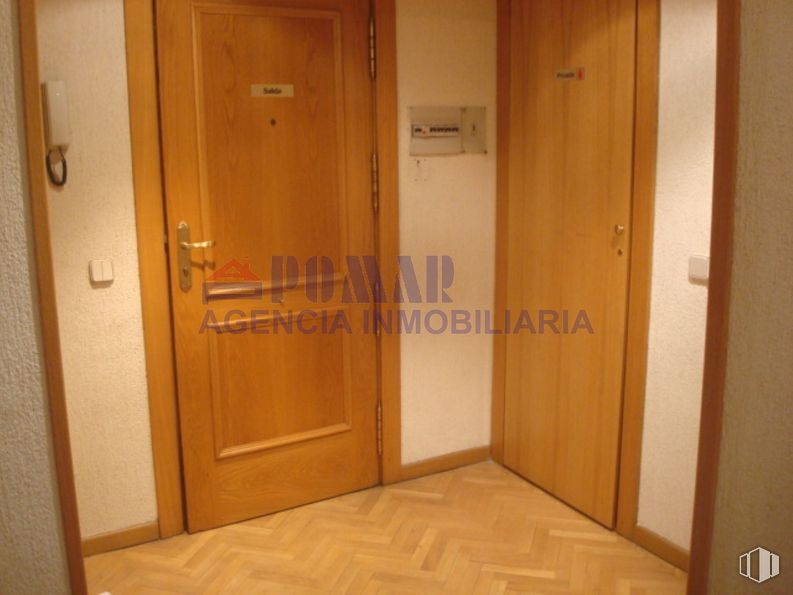 Oficina en alquiler en Calle Duque de Alba, 13, Ávila, 05001 con armario, mediante, resolver, accesorio, madera, inicio por, tinte para madera, madera dura, manija de la puerta, barniz y pintura alrededor