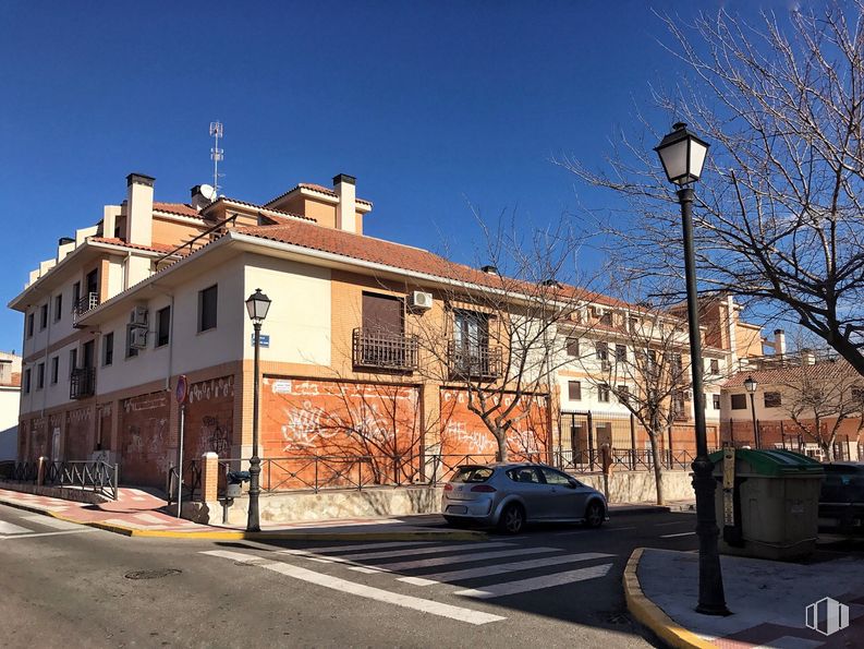 Retail for rent at Zona centro, Illescas, Toledo, 45200 with car, building, sky, window, street light, wheel, road surface, tree, vehicle and urban design around