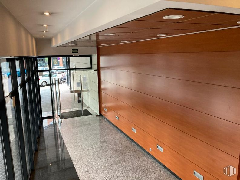 Oficina en alquiler en Calle Cronos, 20, San Blas - Canillejas, Madrid, 28037 con ebanistería, puerta, edificio, casa, accesorio, interiorismo, madera, exterior del automóvil, suelos y suelo alrededor