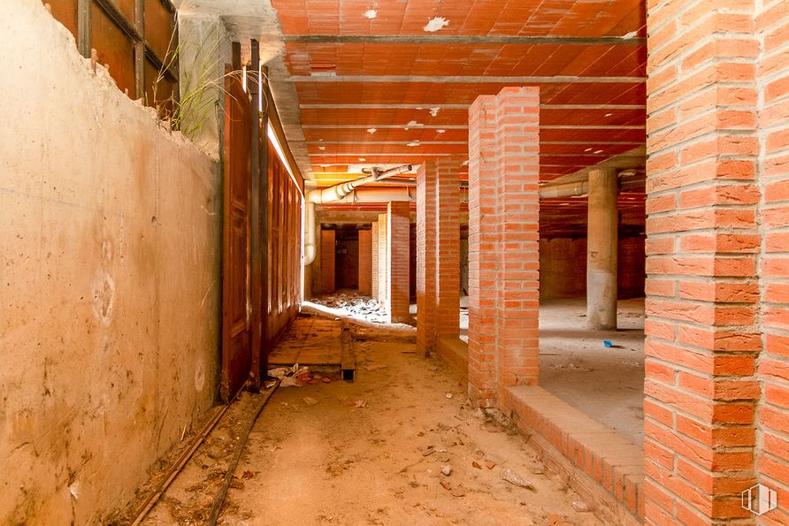 Retail for sale & for rent at Calle Santa Bárbara, Torrelaguna, Madrid, 28180 with window, building, wood, brickwork, orange, brick, building material, house, flooring and tints and shades around