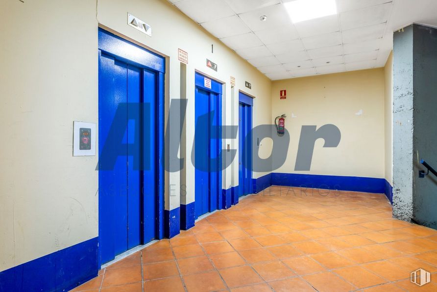 Office for sale at Calle Arroyo Bueno, Villaverde, Madrid, 28021 with door, fixture, floor, flooring, ceiling, electric blue, hall, tile flooring, room and daylighting around