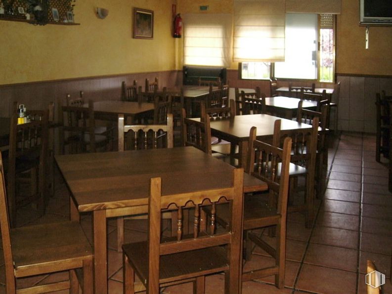 Retail for sale at Carretera Burgohondo, Ávila, 05002 with chair, table, furniture, building, window, wood, flooring, floor, hardwood and kitchen & dining room table around