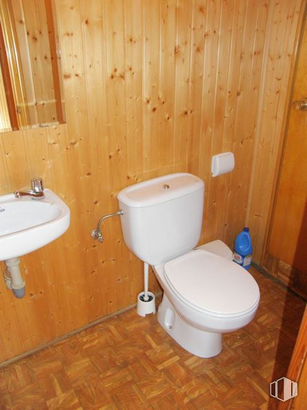 Retail for rent at Centro urbano, Manzanares el Real, Madrid, 28410 with toilet, sink, brown, toilet seat, property, plumbing fixture, white, purple, bathroom and wood around