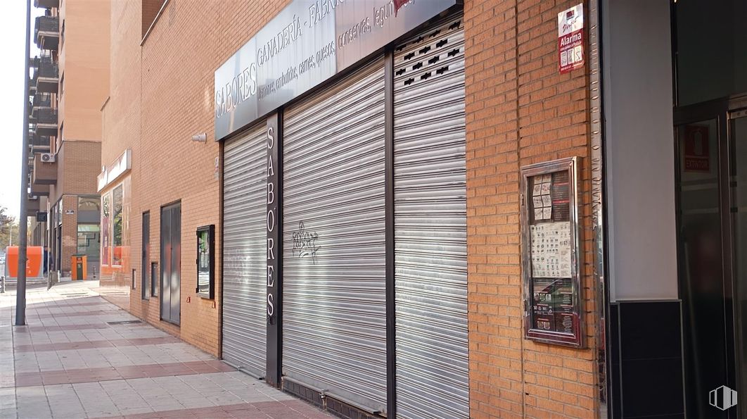 Retail for rent at Calle Gardenias, Alcorcón, Madrid, 28925 with wall, composite material, brickwork, brick, door, metal, concrete, sidewalk and building material around