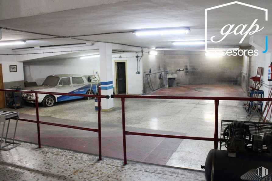 Retail for sale & for rent at Calle Eras del Tío Cañamón, Cuenca, 16004 with car, lighting, tire, furniture, property, wheel, vehicle, building, automotive design and interior design around