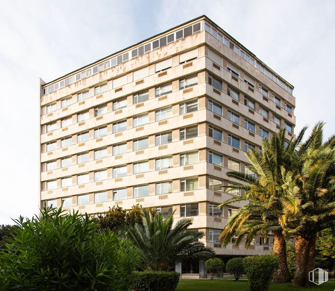 Retail for sale at Calle Julián Romea, 2, Chamberí, Madrid, 28003 with building, cloud, plant, sky, daytime, tree, vegetation, condominium, urban design and window around