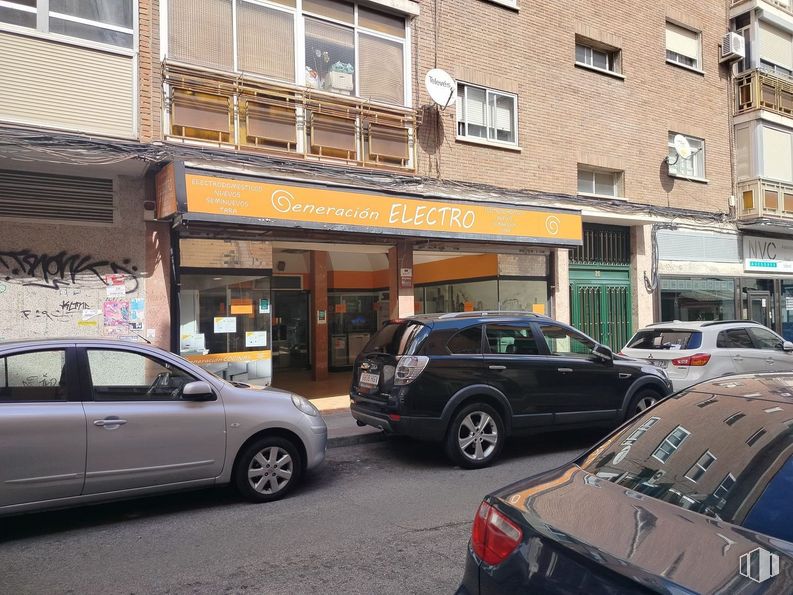 Retail for rent at Calle San José, Fuenlabrada, Madrid, 28943 with car, tire, wheel, window, automotive parking light, land vehicle, vehicle, building, infrastructure and vehicle registration plate around