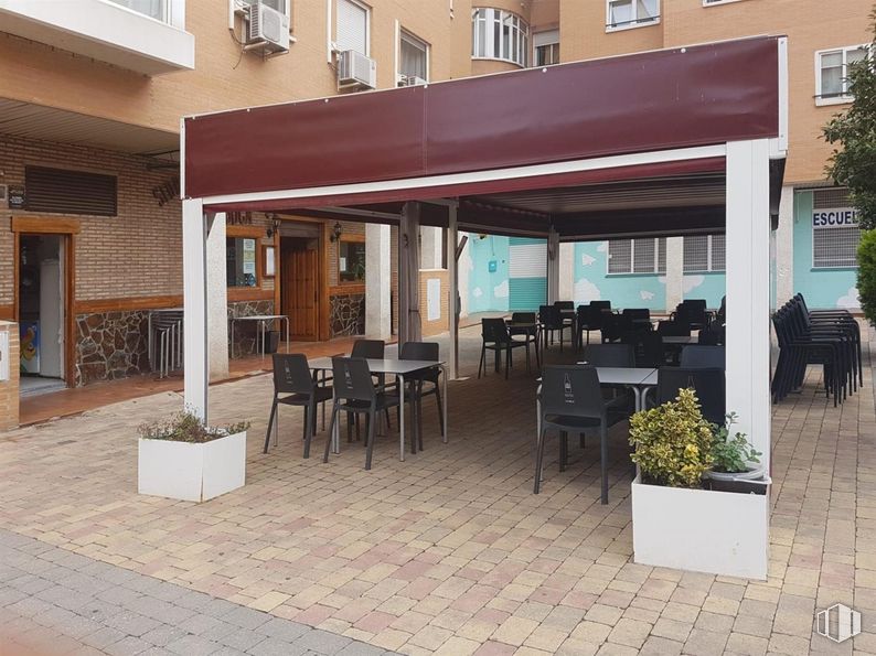 Local en alquiler y venta en Calle José Cadalso, Torrejón de Ardoz, Madrid, 28850 con silla, maceta, mueble, planta, ventana, interiorismo, edificio, sombra, superficie de la carretera y mesa alrededor