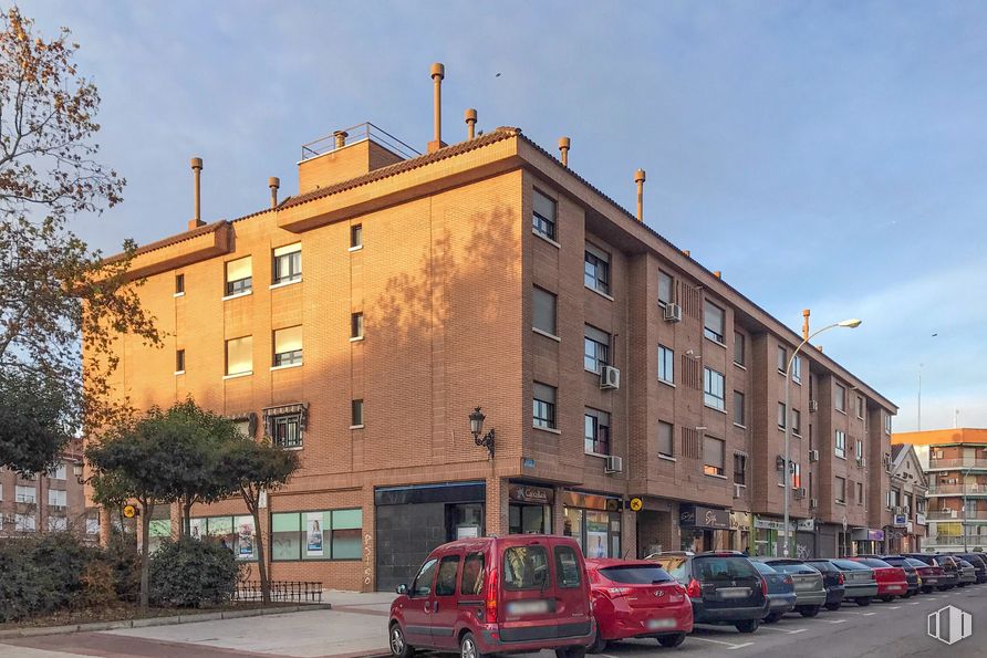 Local en alquiler y venta en Avenida Francisco Javier Sauquillo, 29, Fuenlabrada, Madrid, 28944 con edificio, coche, cielo, rueda, ventana, planta, neumático, vehículo, luz de la calle y árbol alrededor