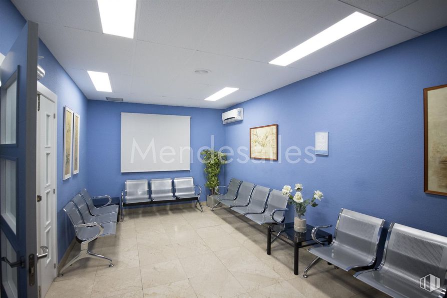 Retail for sale at Avenida Constitución, Móstoles, Madrid, 28931 with couch, light fixture, furniture, chair, houseplant, bench, interior design, flooring, floor and ceiling around