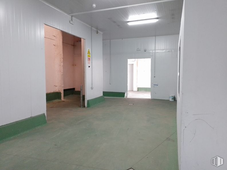 Industrial for rent at Calle Luis I, Villa de Vallecas, Madrid, 28031 with fixture, building, hall, floor, flooring, ceiling, concrete, glass, composite material and aluminium around