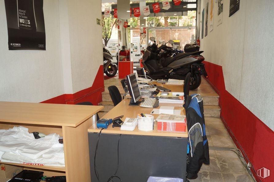 Local en venta en Calle López de Hoyos, 82, Chamartín, Madrid, 28002 con equipaje y bolsos, mesa, motocicleta, neumático, diseño automotriz, escritorio, rueda, escritorio para computadora, maletas y bolsos y caja de envío alrededor