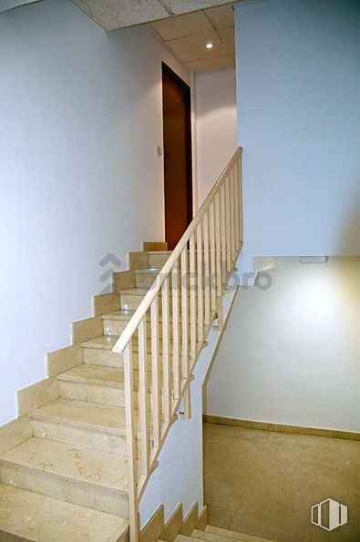 Oficina en venta en Calle Marqués de Pico Velasco, Ciudad Lineal, Madrid, 28027 con puerta, edificio, escaleras, accesorio, madera, pintura, casa, interiorismo, suelos y tinte para madera alrededor