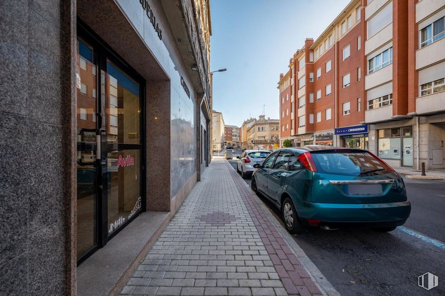 Retail for sale at Calle Cuartel de la Montaña, Ávila, 05001 with car, building, land vehicle, vehicle, window, sky, infrastructure, automotive lighting, tire and road surface around