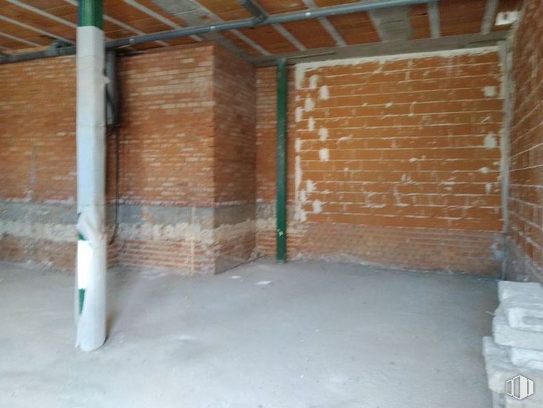 Retail for sale at Calle La Boleta, 9, Seseña, Toledo, 45223 with building, brickwork, wood, brick, house, flooring, building material, floor, shade and composite material around