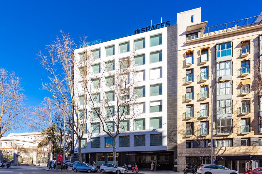 Oficina en alquiler en Calle José Abascal, 41, Chamberí, Madrid, 28003 con edificio, coche, rueda, neumático, cielo, día, propiedad, ventana, azul y bloque torre alrededor