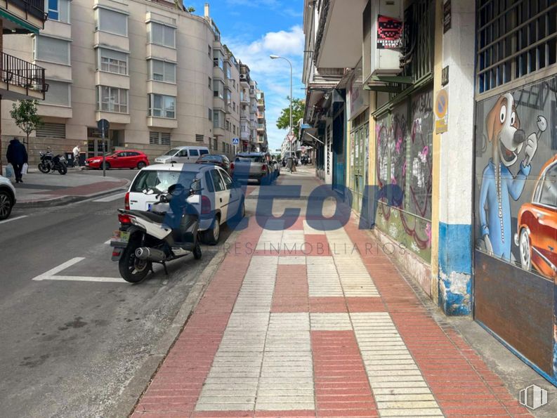 Local en venta en Calle San Narciso, San Blas - Canillejas, Madrid, 28022 con rueda, coche, neumático, persona, edificio, motocicleta, vehículo, ventana, superficie de la carretera y infraestructura alrededor