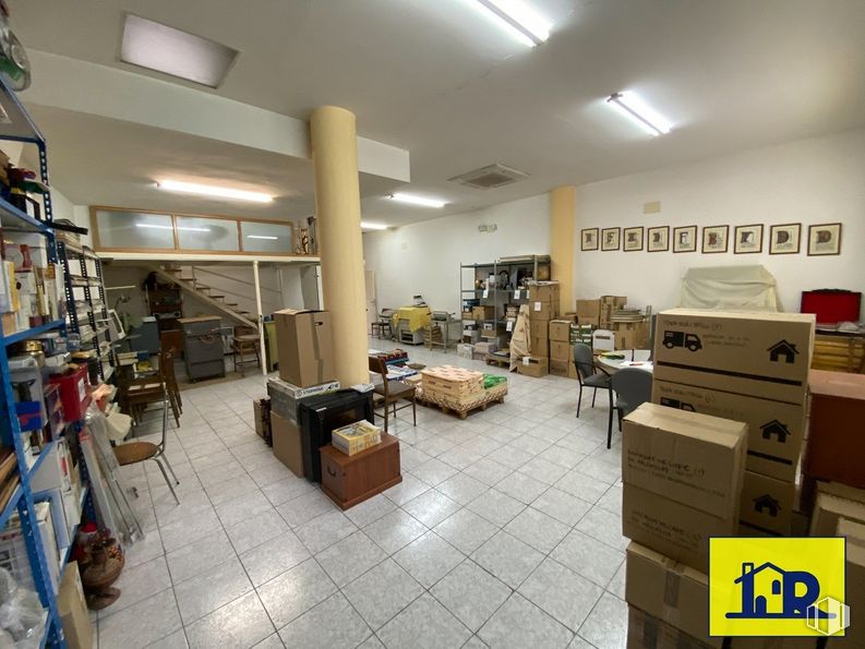 Retail for sale at Calle Maestro Pradas, 8, Cuenca, 16001 with packaged goods, furniture, table, interior design, flooring, floor, bookcase, shelf, wood and hardwood around