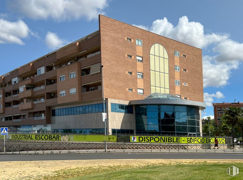 Local en venta en Avenida Valdearganda, Arganda del Rey, Madrid, 28500 con edificio, cielo, nube, ventana, luz de la calle, edificio comercial, fachada, diseño urbano, ciudad y accesorio alrededor