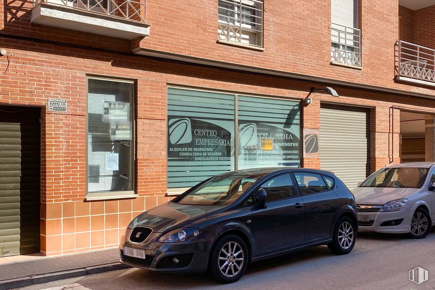 Retail for sale at Calle Mariana Pineda, 4, Ocaña, Toledo, 45300 with wheel, car, window, tire, automotive parking light, land vehicle, vehicle, automotive lighting, automotive tire and brickwork around