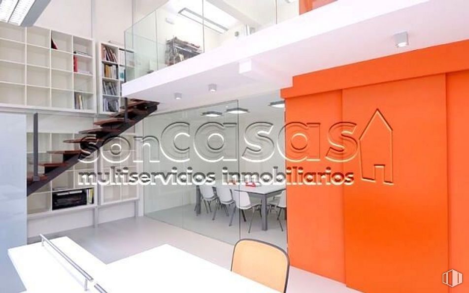 Oficina en alquiler en Zona Centro, Alcobendas, Madrid, 28100 con mesa, silla, mueble, edificio, diseño automovilístico, interiorismo, estante, suelo, suelos y mesa alrededor