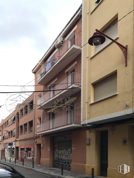 Retail for rent at Calle Marqués de Santillana, 3, Guadalajara, 19002 with lighting, building, property, window, cloud, sky, urban design, neighbourhood, wall and wood around