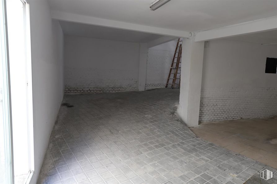 Nave en alquiler en Calle Garci-Nuño, 35, Tetuán, Madrid, 28029 con escalera, accesorio, suelo, suelos, material compuesto, edificio, sombra, techo, escayola y hormigón alrededor