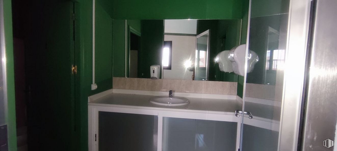 Retail for sale & for rent at Centro, Ávila, 05001 with cabinetry, mirror, plumbing fixture, property, tap, sink, building, fixture, bathroom and house around