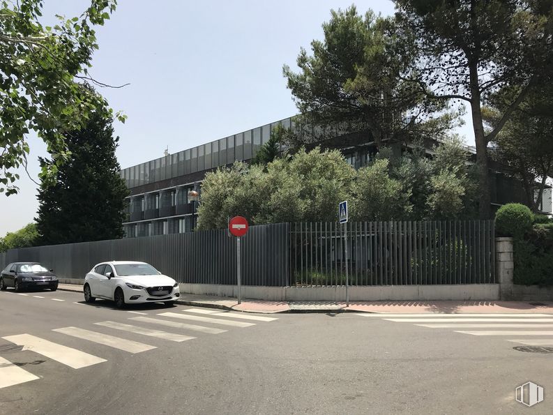 Oficina en alquiler en Calle Emisora, 20, Pozuelo de Alarcón, Madrid, 28224 con coche, edificio, luz de estacionamiento automotriz, rueda, vehículo terrestre, neumático, vehículo, planta, iluminación automotriz, árbol y superficie de la carretera alrededor