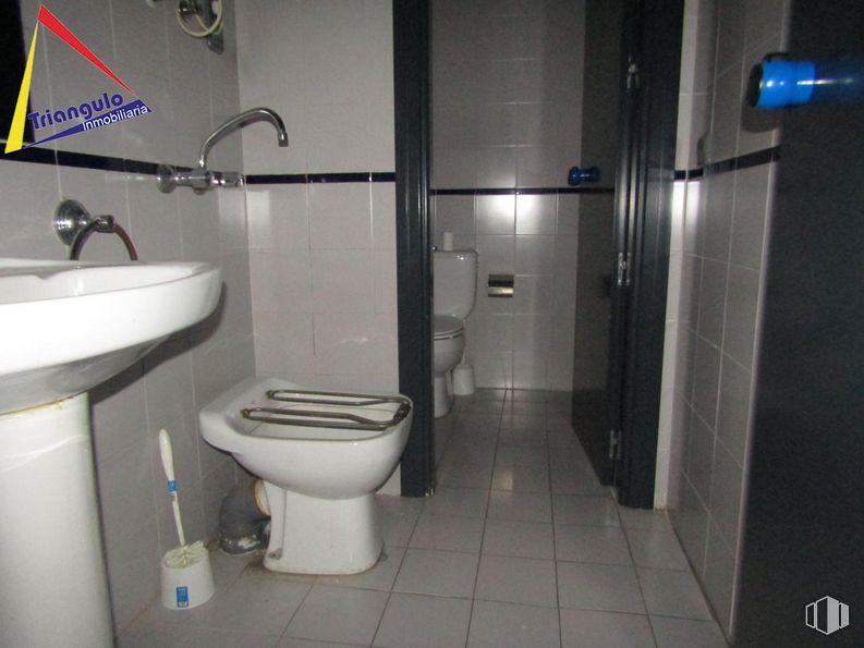 Retail for rent at Barrio de El Carmen, Segovia, 40004 with toilet, sink, plumbing fixture, property, blue, bathroom, fixture, tap, building and toilet seat around