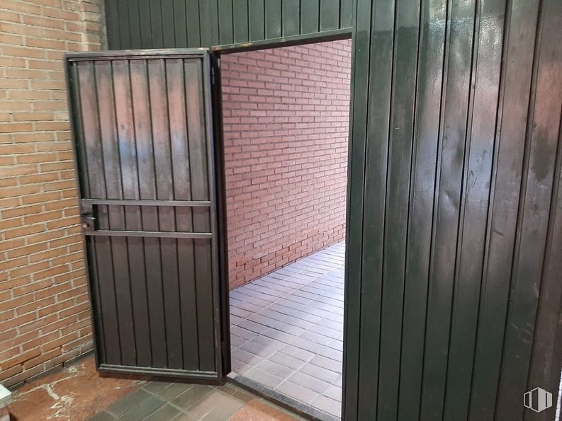 Office for rent at Calle Teruel, 29, Tetuán, Madrid, 28020 with wood, door, hardwood, wood stain, metal, gate, household hardware, plank, home door and building material around