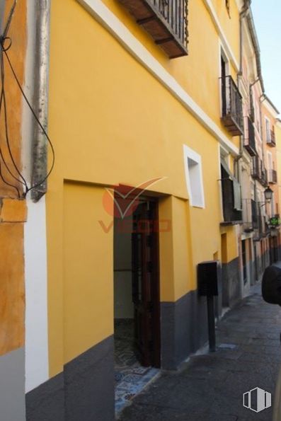 Retail for rent at Casco antiguo, Cuenca, 16001 with door, window, building, amber, plant, wood, house, road surface, fixture and facade around