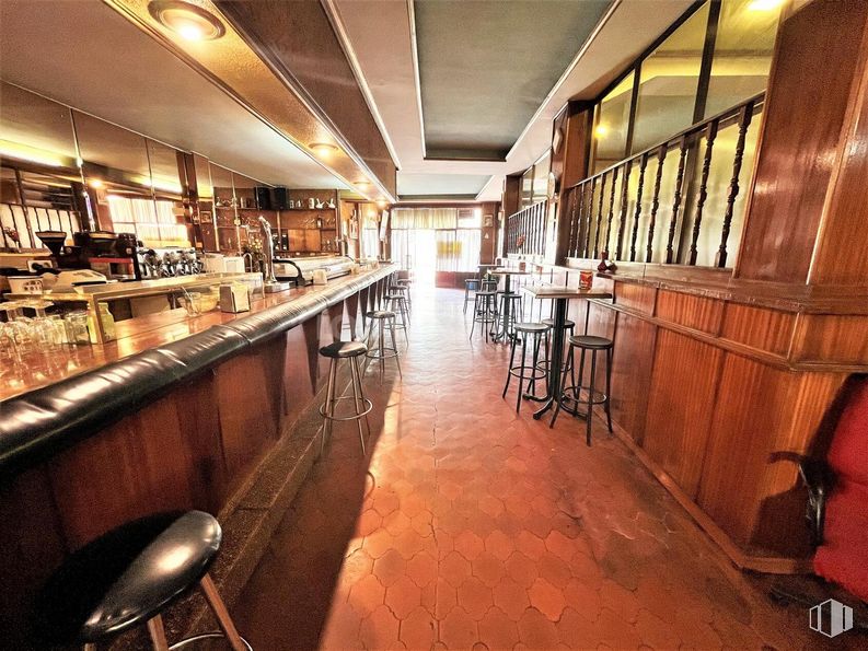 Local en venta en Calle Constitución, Daganzo de Arriba, Madrid, 28814 con silla, propiedad, estante, madera, establecimiento de bebidas, interiorismo, mesa, artículos de bar, edificio y piso alrededor