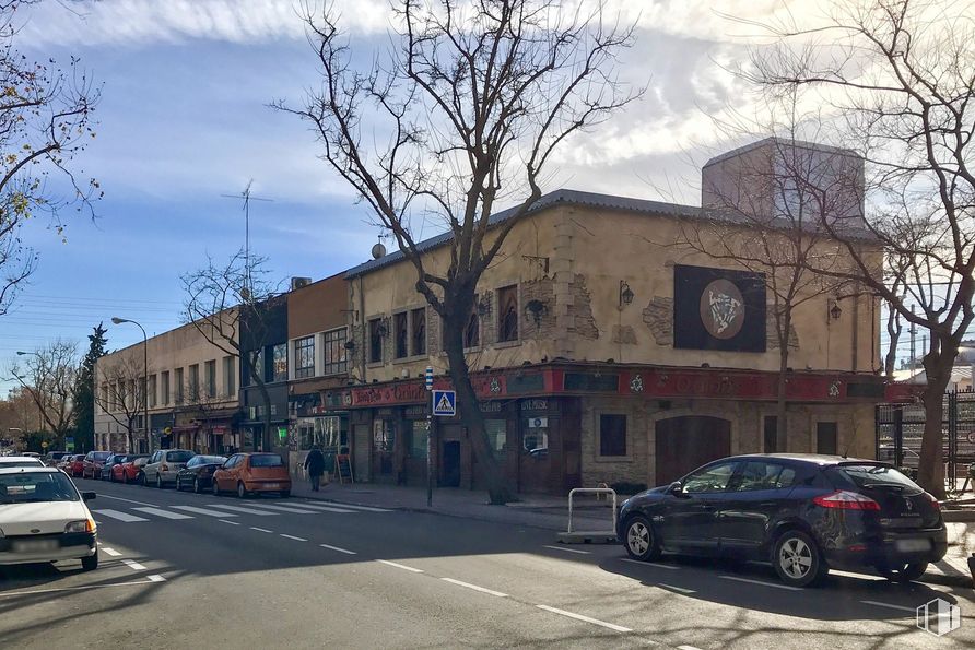 Local en alquiler en Calle Maqueda, 138, La Latina, Madrid, 28024 con coche, edificio, rueda, neumático, nube, vehículo terrestre, vehículo, luz de estacionamiento automotriz, cielo y ventana alrededor