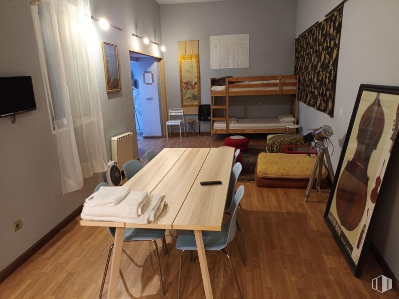 Retail for sale at Calle Espejo, 2, Centro, Madrid, 28013 with table, chair, television, mirror, picture frame, wood, fixture, flooring, floor and real estate around