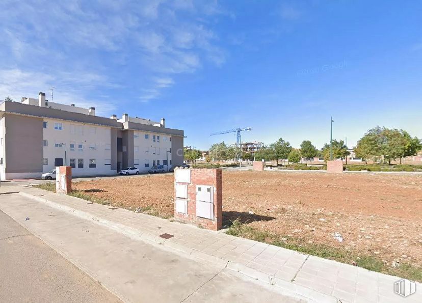 Land for sale at Casco urbano, Marchamalo, Guadalajara, 19180 with sky, cloud, plant, tree, street light, asphalt, road surface, land lot, urban design and neighbourhood around