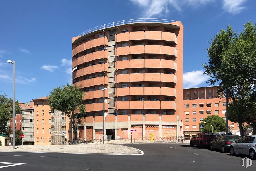 Retail for rent at Calle Villacastín, 18, Fuencarral - El Pardo, Madrid, 28034 with car, building, cloud, sky, window, street light, tree, tower block, urban design and vehicle around