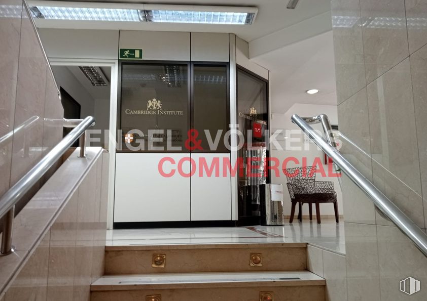 Office for rent at Plaza España, Centro, Madrid, 28008 with cabinetry, building, fixture, door, floor, flooring, wood, glass, facade and handrail around