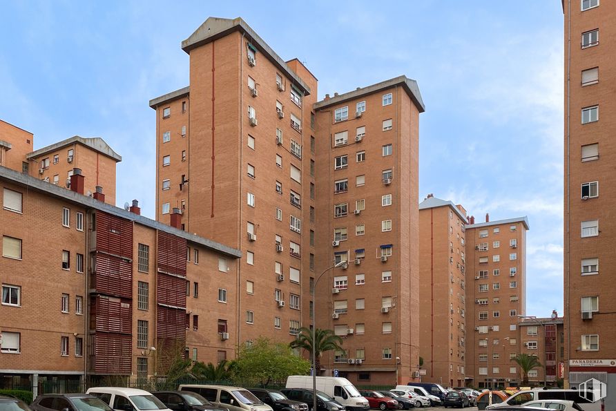 Local en alquiler en Calle Guadalcázar, 2, Puente de Vallecas, Madrid, 28053 con edificio, cielo, neumático, coche, rueda, ventana, día, vehículo, bloque de torre y diseño urbano alrededor