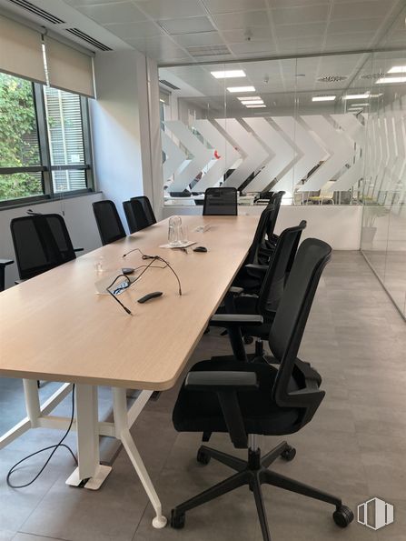 Office for sale at Avenida Institución Libre de Enseñanza, 37 C, San Blas - Canillejas, Madrid, 28037 with chair, desk, table top, table, furniture, interior design, office chair, flooring, floor and conference room table around